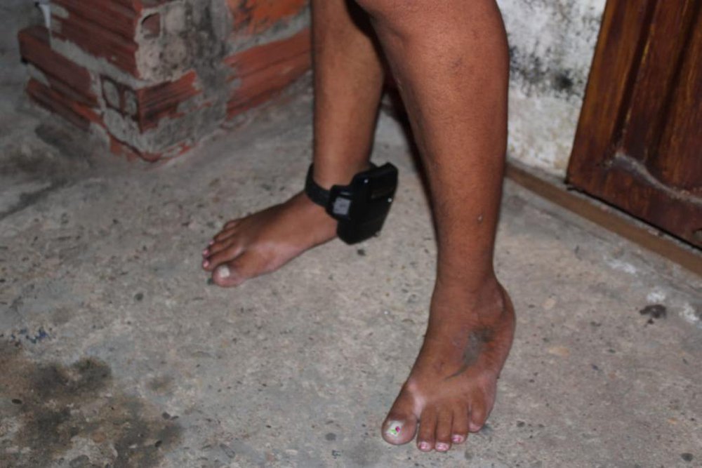 Monitorado com tornozeleira eletrônica e fiscalizado pela Polícia Penal (Foto: Divulgação/Sejus) Monitorado com tornozeleira eletrônica e fiscalizado pela Polícia Penal (Foto: Divulgação/Sejus)