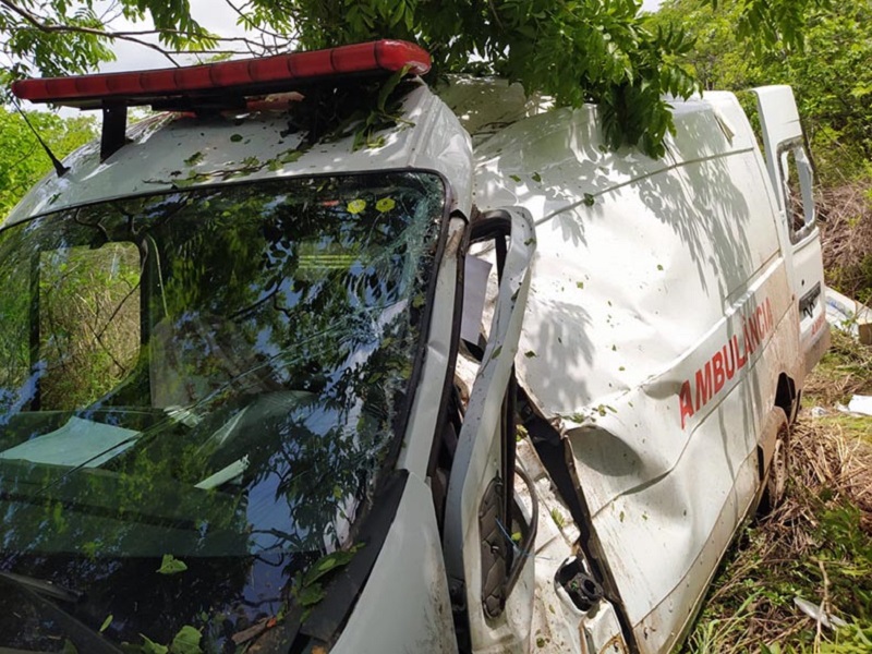 Motorista de ambulância morre em acidente