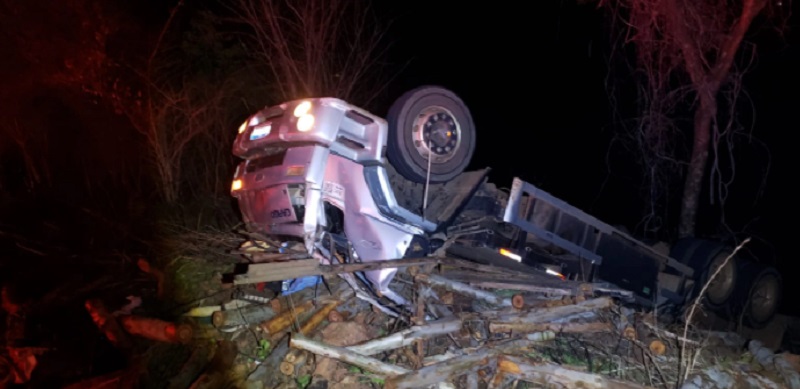 Motorista fica gravemente ferido após caminhão tombar