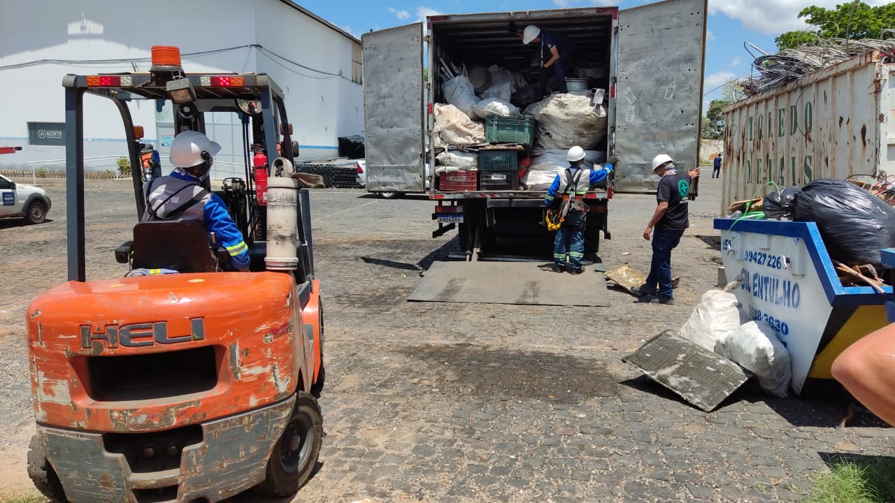 Polícia apreende caminhão com materiais provenientes de empresas concessionárias de serviços públicos
