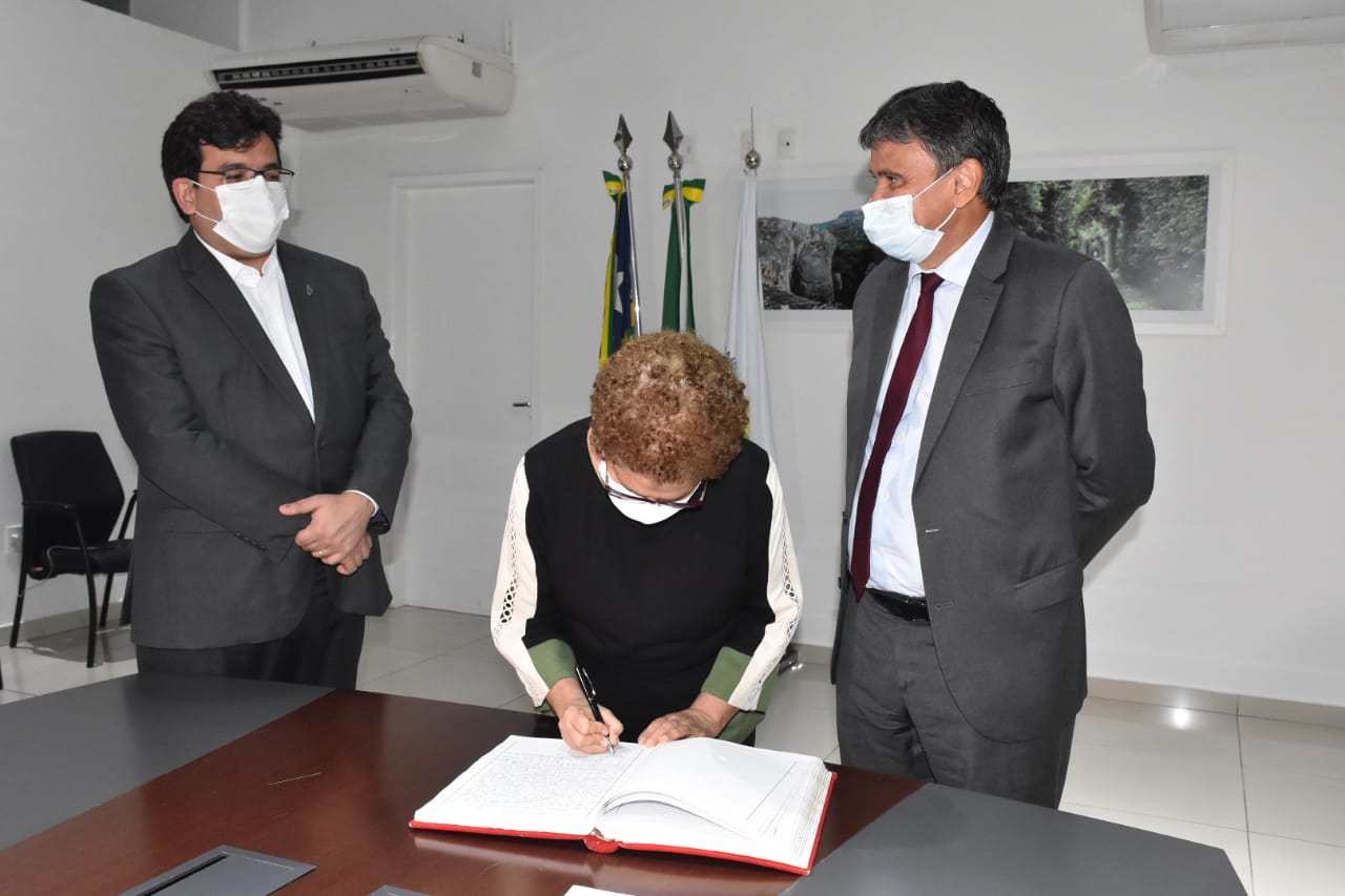Regina Sousa assina o Termo de Investidura no cargo de governador do Estado com vigência até o dia 15 de novembro