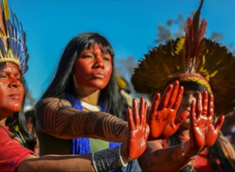 Watata Yawaapiti (Ao centro) com Sônia Guajajara (Esquerda) e Célia Xakribá (Direita) na marcha das mulheres indígenas de 2019