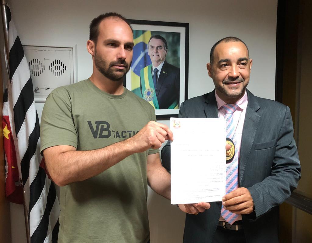 Eduardo Bolsonaro recebe do presidente do SINDPOL-DF Minuta da Lei da Polícia Penal do Distrito Federal