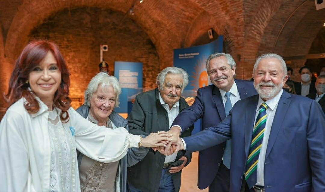 Ex-presidente Luiz Inácio Lula da Silva, ao lado do presidente argentino, Alberto Fernández, da vice, Cristina Kirchner, e do ex-presidente do Uruguai Pepe Mujica