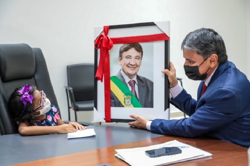 Governador realiza sonho de menina de 6 anos de conhecê-lo