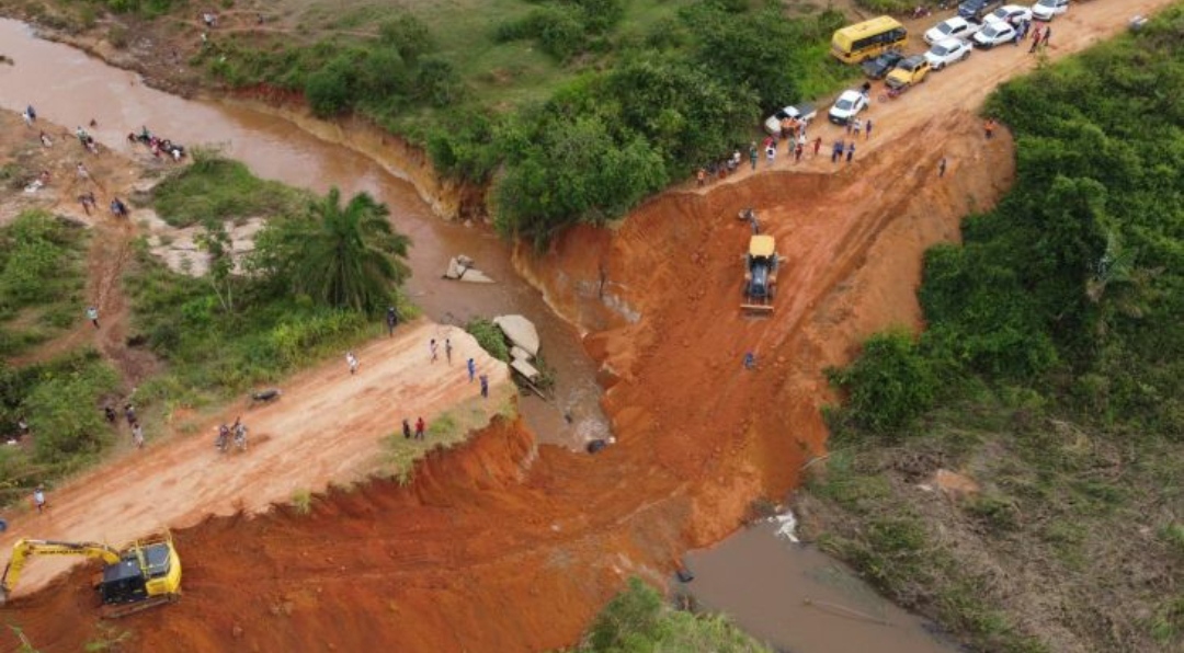 Governo do estado da Bahia realiza ações emergenciais no Km 30 da BA-284, após as fortes chuvas na região