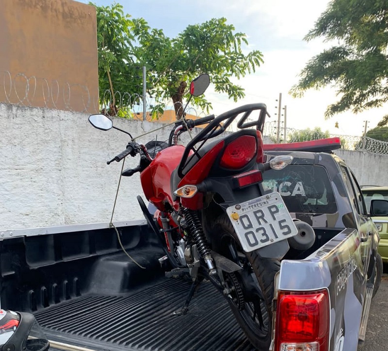 Motocicleta apreendia pela PM durante a ação