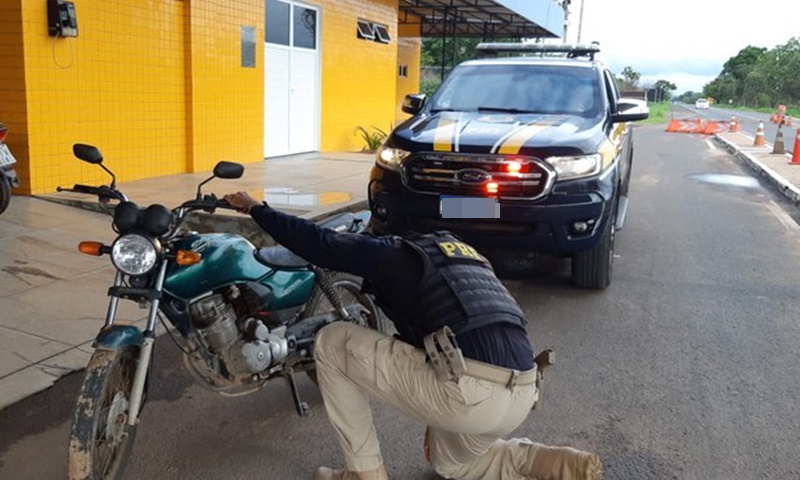 Motocicleta apreendida pela Polícia Rodoviária Federal em Floriano