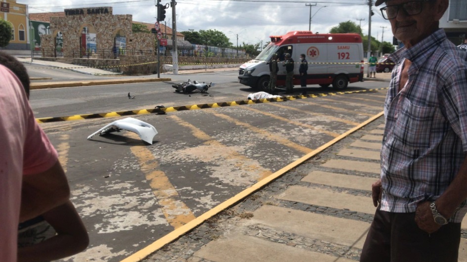 Mulher morre em colisão entre carro e moto