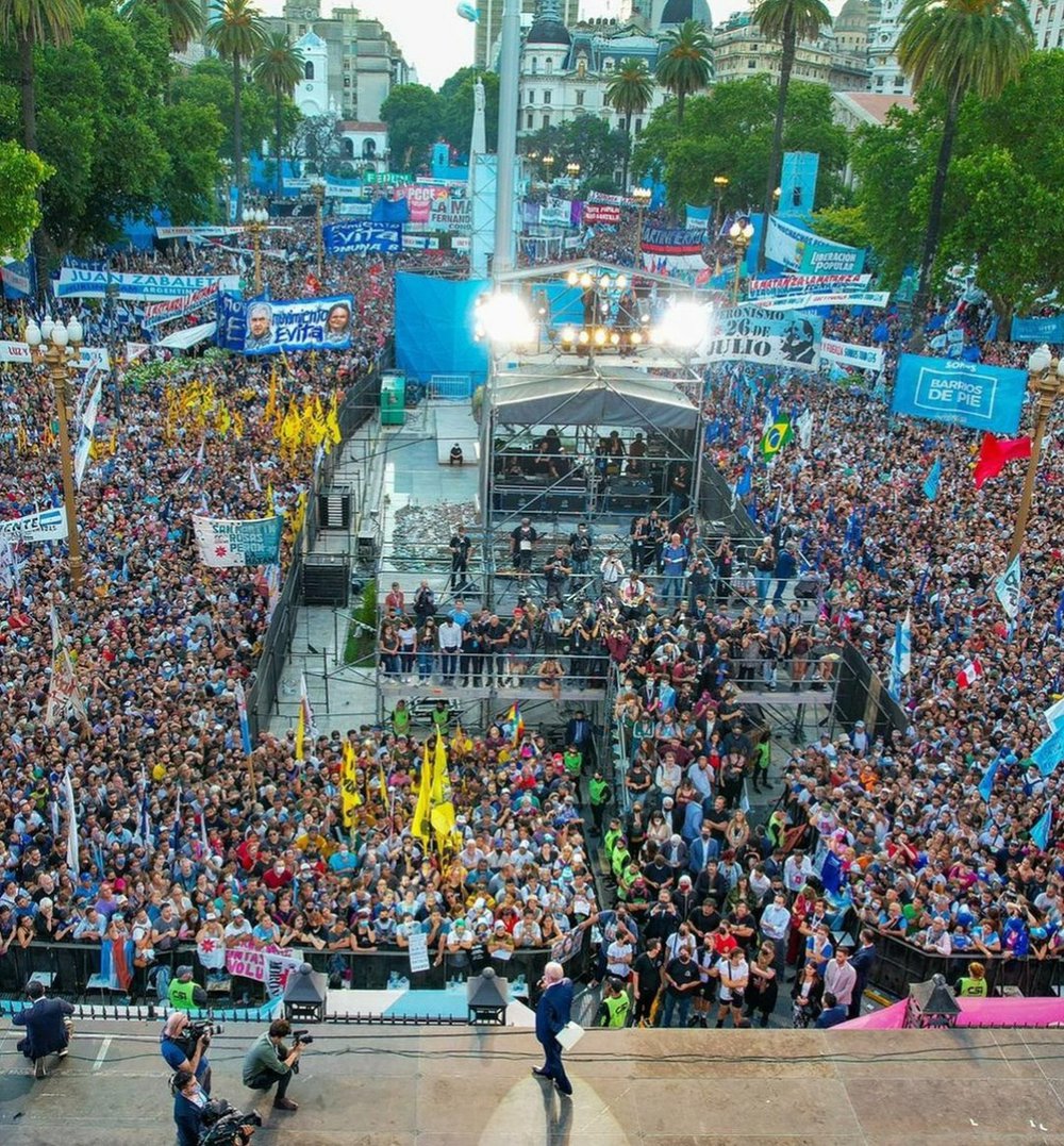 Multidão lota Plaza de Mayo para celebrar com Lula, Alberto, Cristina e Mujica os 38 anos do retorno da democracia à Argentina (Foto: Instagram/lulaoficial/Ricardo Stuckert)