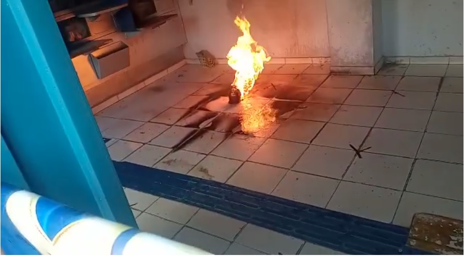 Os criminosos invadiram e incendiaram a loteria