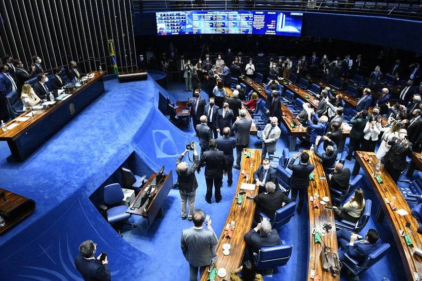 Plenário aprova André Mendonça para o STF com 32 votos contrários
