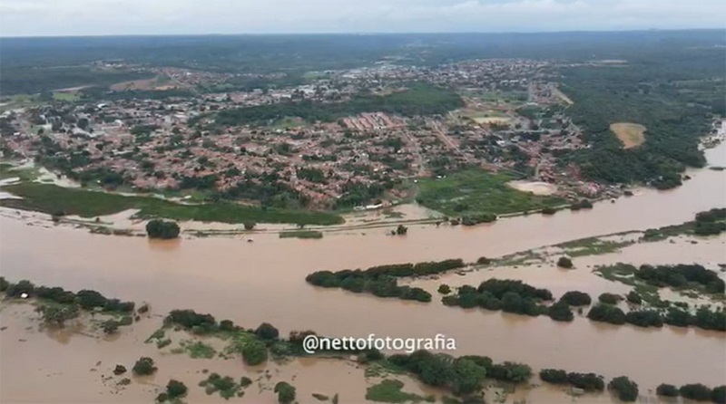 Rio Parnaíba transborda em Uruçuí e deixa famílias desabrigadas