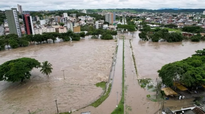 Trecho do rio Cachoeira em Itabuna, onde a água transbordou