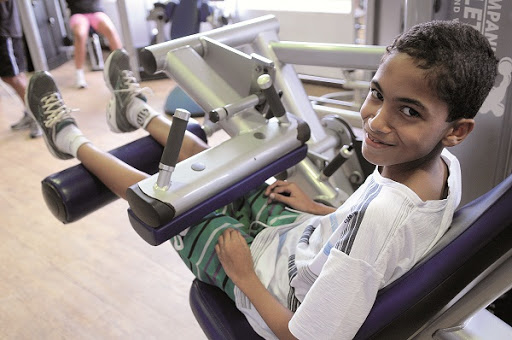 Adolescente praticando musculação