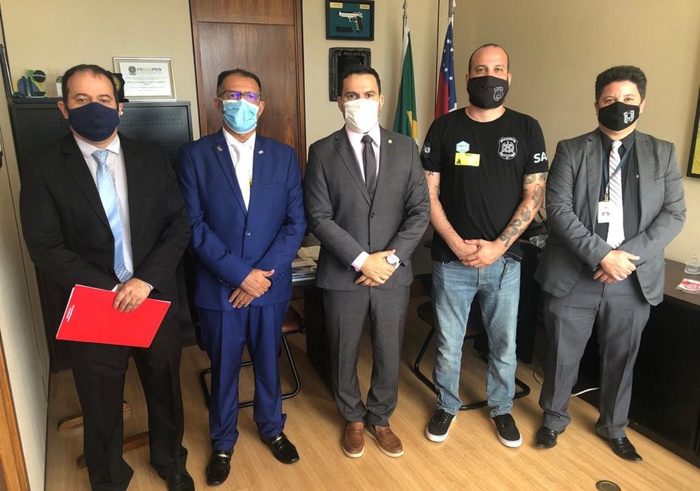 Ao centro, de cinza, o deputado federal Capitão Alberto Neto com a representação da diretoria da Ageppen-Brasil (Foto: Maysa Lima/Frente Parlamentar) Ao centro, de cinza, o deputado federal Capitão Alberto Neto com a representação da diretoria da Ageppen-Brasil (Foto: Maysa Lima/Frente Parlamentar)