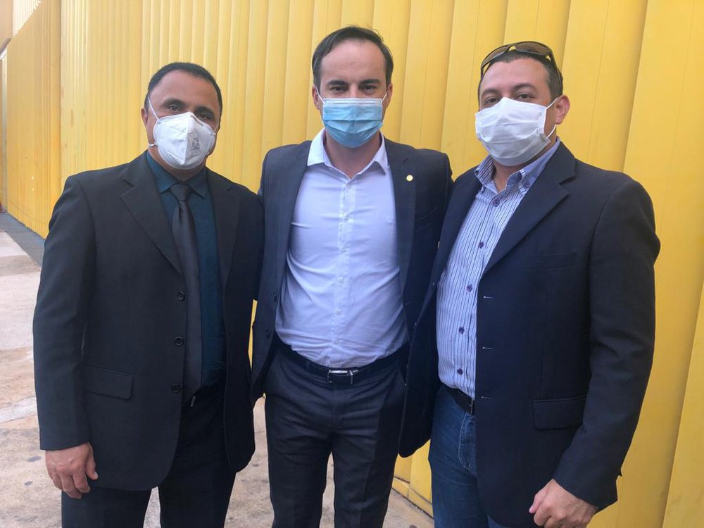 Ao centro, o deputado federal Capitão Wagner (PROS-CE), acompanhado de José Paulo e Itamar Burlamaqui, do departamento jurídico da Ageppen-Brasil (Foto: Jacinto Teles/JTNews) Ao centro, o deputado federal Capitão Wagner (PROS-CE), acompanhado de José Paulo e Itamar Burlamaqui, do departamento jurídico da Ageppen-Brasil (Foto: Jacinto Teles/JTNews)