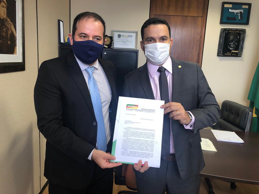 Cristiano Marasco entrega documento ao presidente da Frente Parlamentar do Sistema Penitenciário, deputado Capitão Alberto Neto, sobre pauta nacional dos Agentes Penitenciários Administrativos do RS (Foto: Jacinto Teles/JTNews) Cristiano Marasco entrega documento ao presidente da Frente Parlamentar do Sistema Penitenciário, deputado Capitão Alberto Neto, sobre pauta nacional dos Agentes Penitenciários Administrativos do RS (Foto: Jacinto Teles/JTNews)