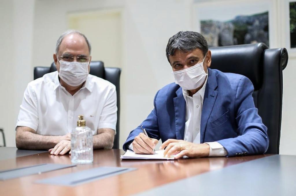 Govrnador Wellington Dias, assina ao lado do secretário de governo Osmar Júnior, decreto de nomeação dos novos Policiais Penais