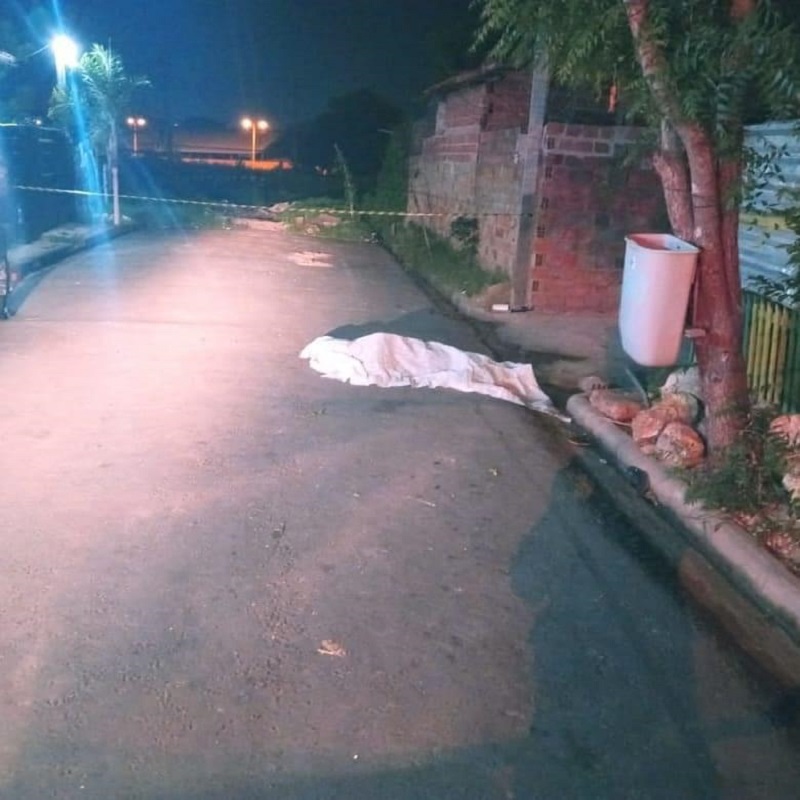 O corpo de Luís Pereira da Silva, assassinado a tiros na noite dessa quarta-feira (3/02)