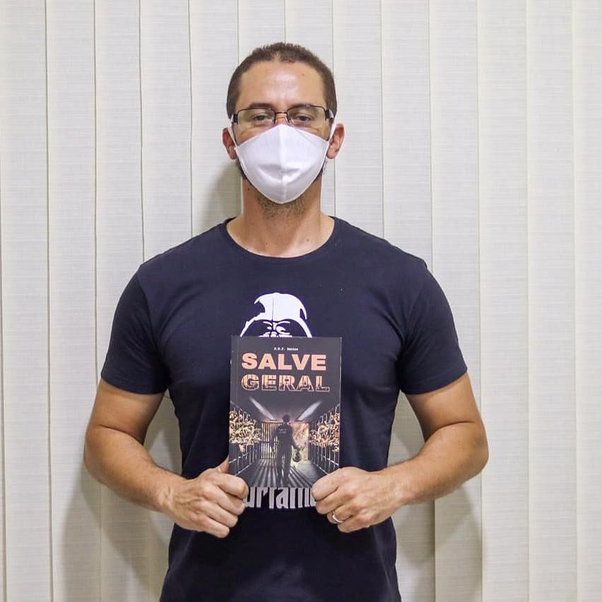 O escritor R. W. F. Santos e o seu primeiro livro "Salve Geral" (Foto: Divulgação) O escritor R. W. F. Santos e o seu primeiro livro "Salve Geral" (Foto: Divulgação)