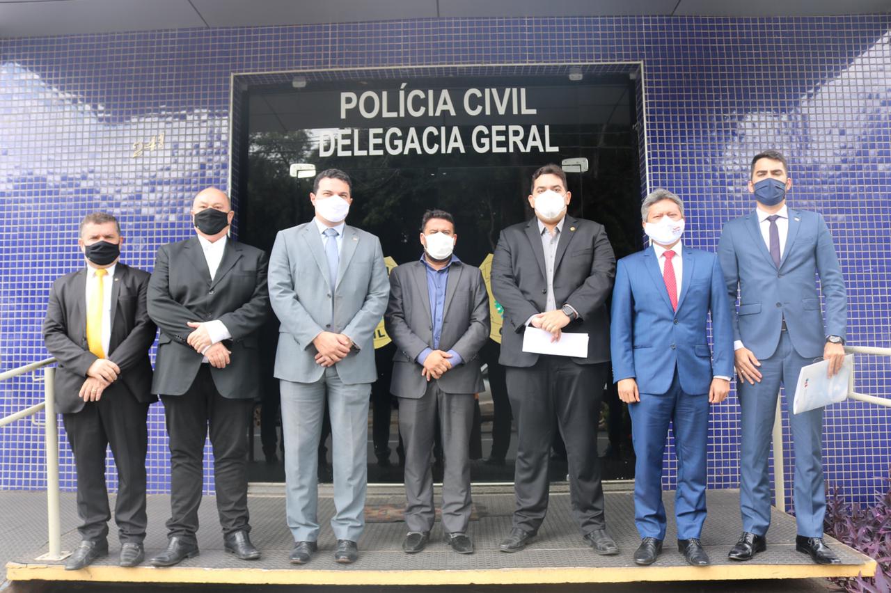 O presidente da OAB-PI, Celso Barros Neto, o advogado Hartônio Bandeira participaram de reunião na Delegacia Geral de Polícia Civil, em Teresina