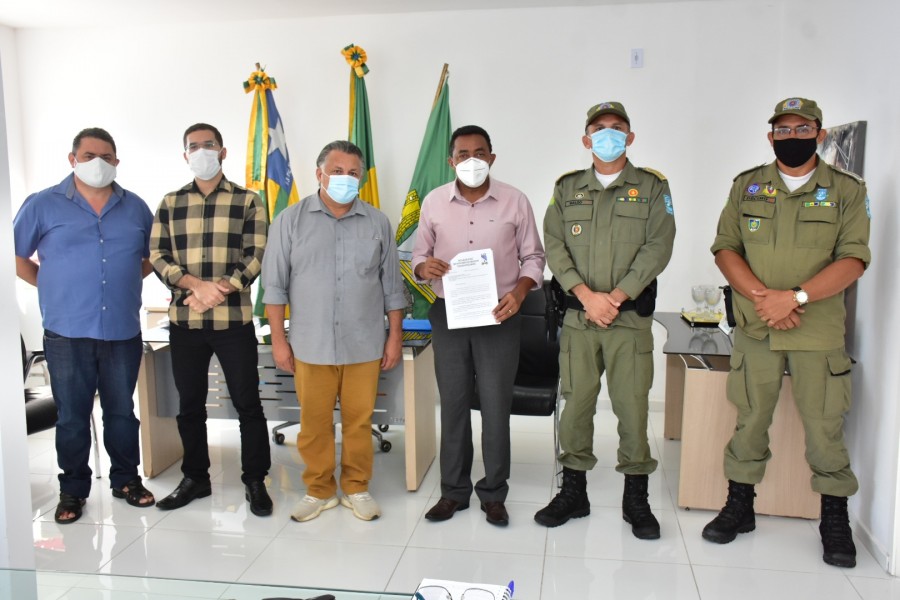 Prefeito Joel Rodrigues assina termo de convênio com a Polícia Militar de Floriano (PI)