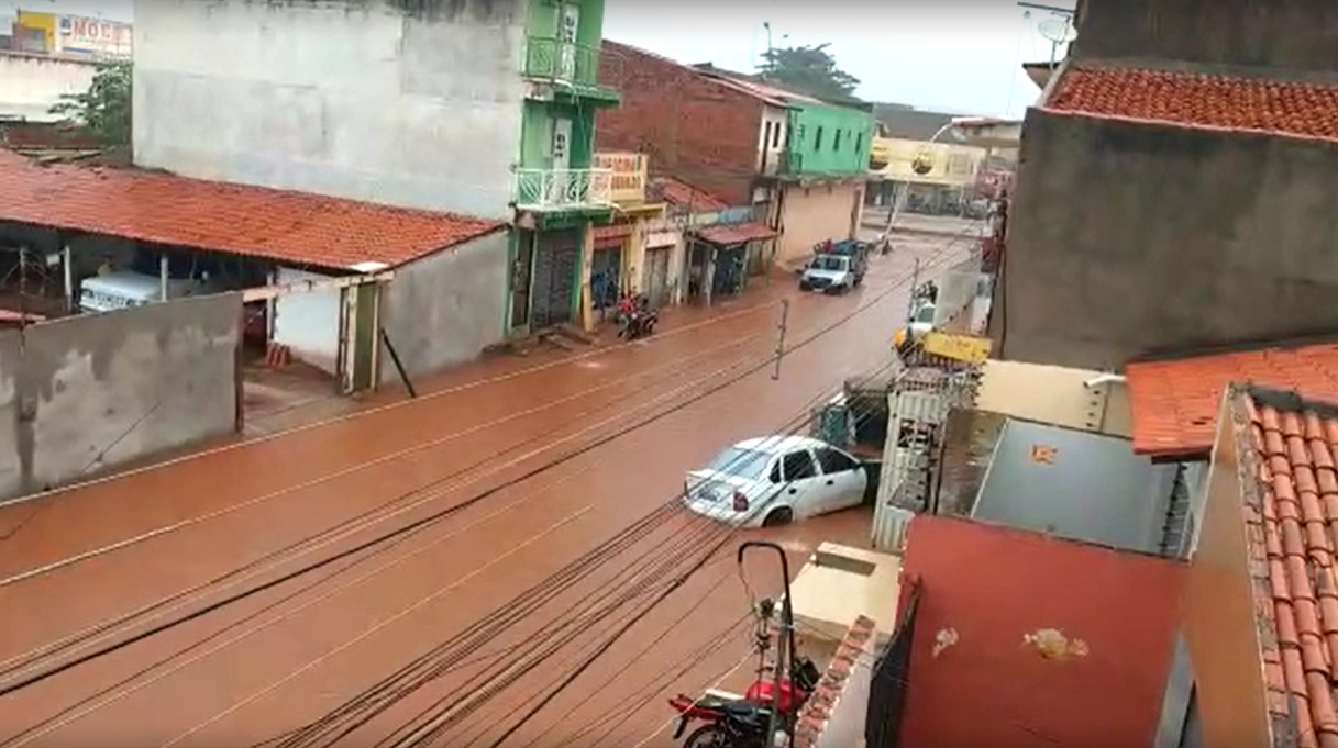 Ruas de Picos (PI) alagadas após fortes chuvas