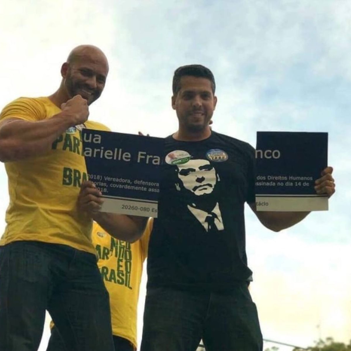 Silveira e o colega de partido Rodrigo Amorim, eleito deputado estadual, se vangloriam mostrando os pedaços da placa em homenagem a Marielle