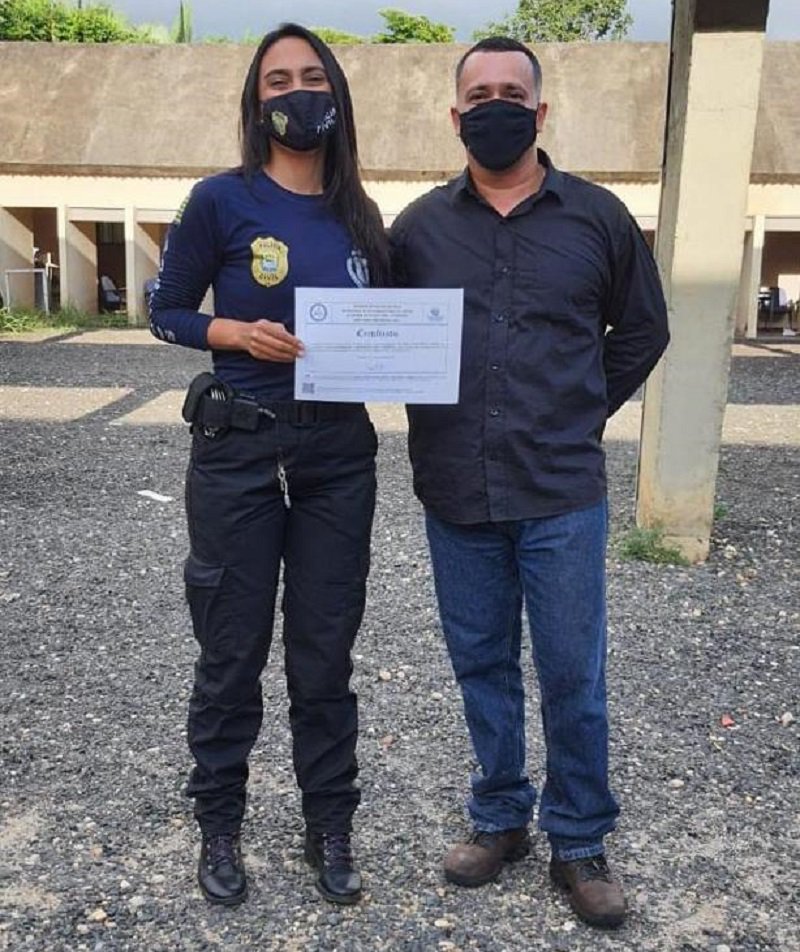 Delegada Luana, da Polícia Civil do Piauí, recebe o certificado do curso (Foto: Divulgação/ACADEPOL) Delegada Luana, da Polícia Civil do Piauí, recebe o certificado do curso (Foto: Divulgação/ACADEPOL)
