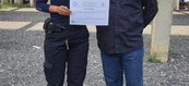 Delegada Luana, da Polícia Civil do Piauí, recebe o certificado do curso