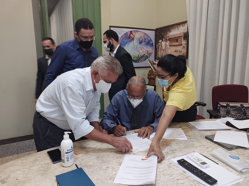 Dr. Pessoa assina adesão do município de Teresina ao Programa Casa Verde Amarela