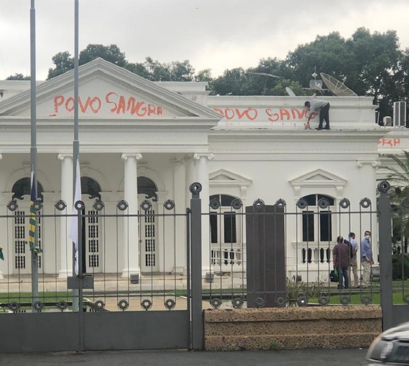 Fachada do Palácio de Karnak em Teresina amanheceu pichada nessa quinta-feira (11/03)