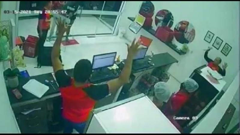 Momento em que os funcionários do local são rendidos