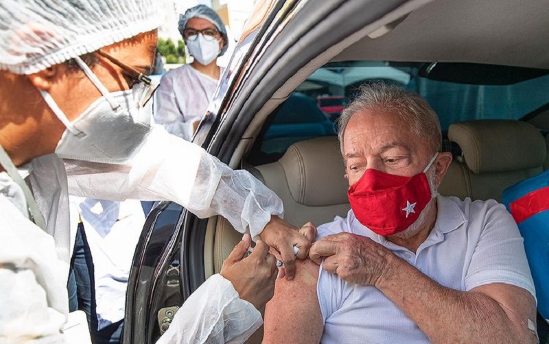 O ex-presidente Lula (PT) recebe primeira dose da vacina contra a COVID-19
