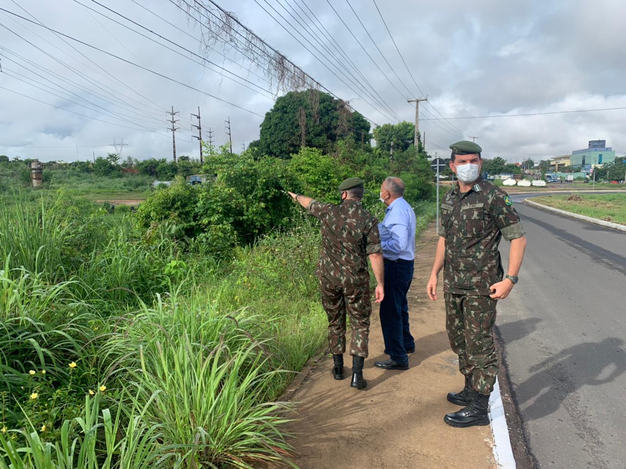 O prefeito esteve acompanhado de uma comitiva de militares