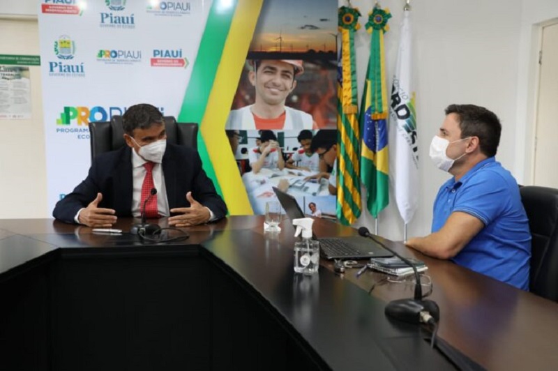 O secretário de Cultura do Piauí, Fábio Novo, em reunião com o governador Wellington Dias