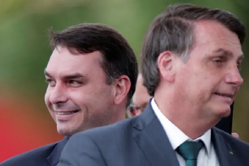 O senador Flávio Bolsonaro e o pai, o presidente Jair Bolsonaro, em Brasília