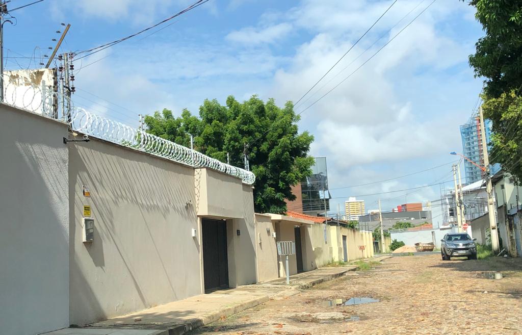Para os transeuntes tudo parece apenas uma casa residencial, difere apenas nas medidas de segurança e nas festas de "boate"Para os transeuntes tudo parece apenas uma casa residencial