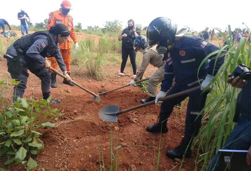 Policiais militares e civis, bombeiros e guardas municipais participaram da operação para desenterrar os corpos