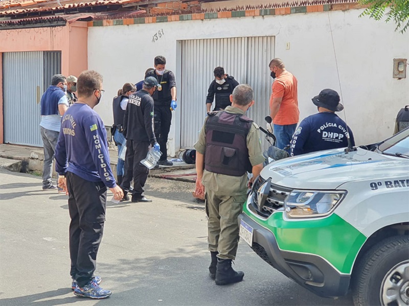 Policiais militares e civis no local do crime