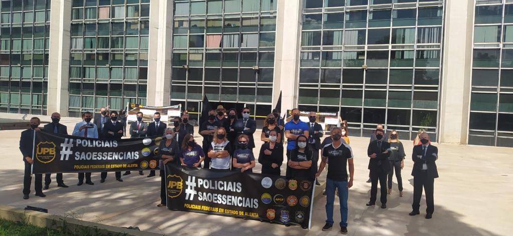 Representantes da Associação Nacional das Mulheres Policiais do Brasil (AMPOL)