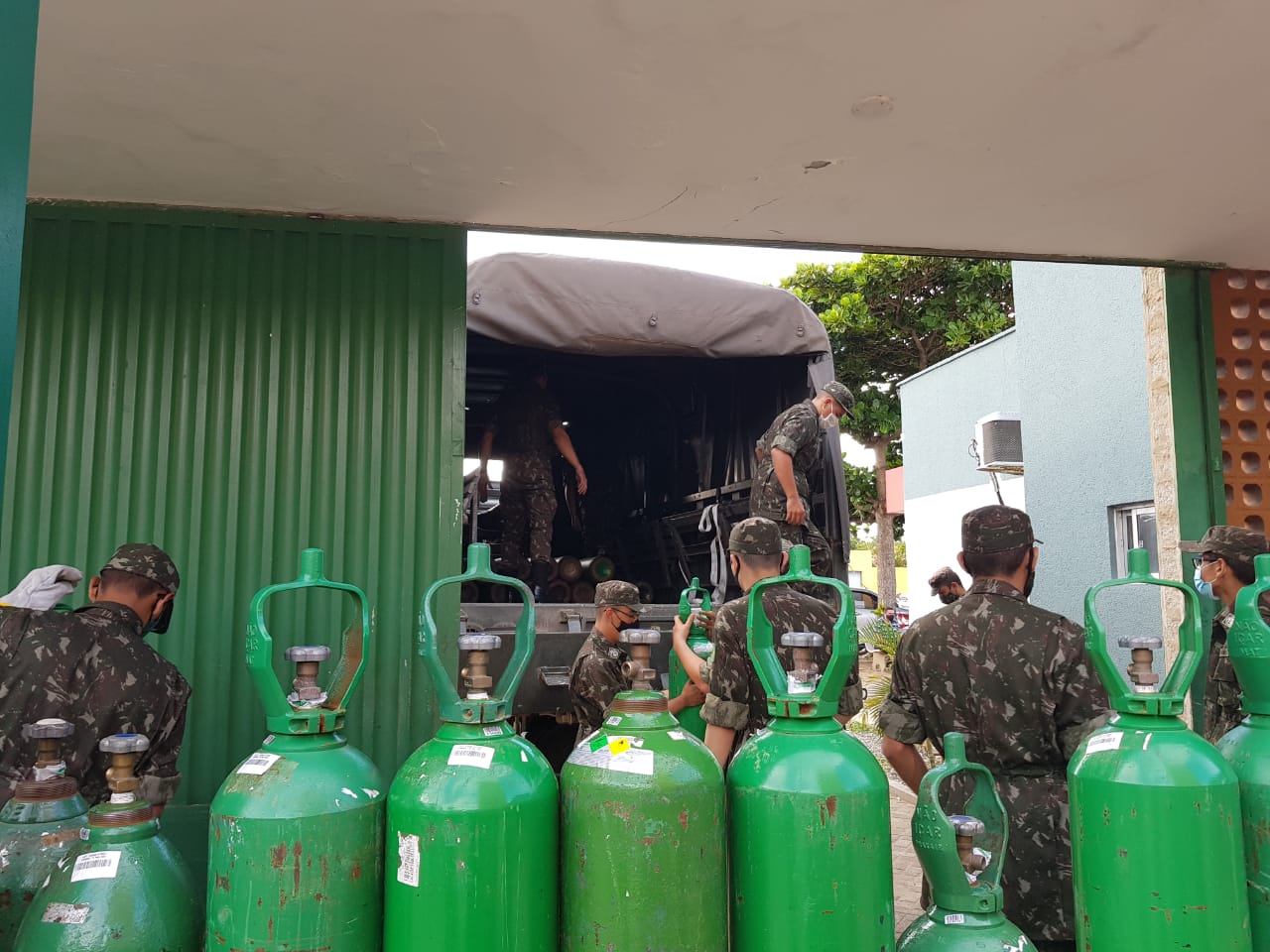 Sesapi reforça estoque de oxigênio do Heda com ajuda do Exército