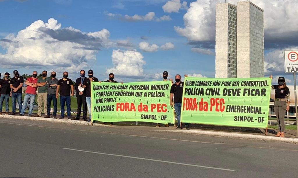 Sindicato dos Policiais Civis do DF marcaram presença ontem (3/3) em frente ao Senado Federal