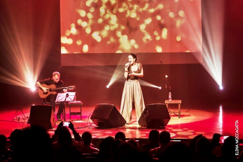 A cantora Verônica Ferriani e o violonista Swami Jr