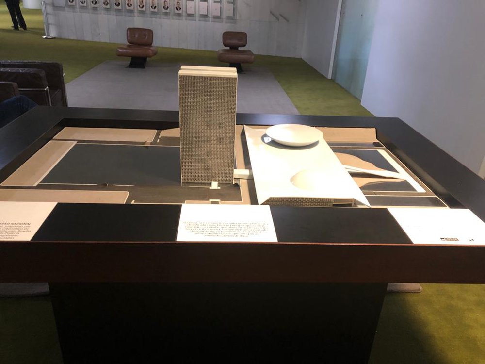 Maquete Tátil do Palácio do Congresso Nacional projetado por Oscar Niemeyer a partir do Plano Urbanístico de Lúcio Costa (Foto: Jacinto Teles/JTNEWS) Maquete Tátil do Palácio do Congresso Nacional projetado por Oscar Niemeyer a partir do Plano Urbanístico de Lúcio Costa (Foto: Jacinto Teles/JTNEWS)