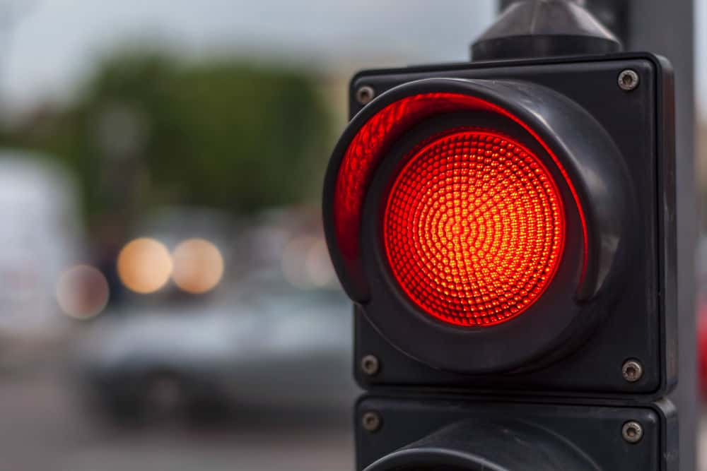Nova lei de trânsito permite motorista "furar" o sinal vermelho