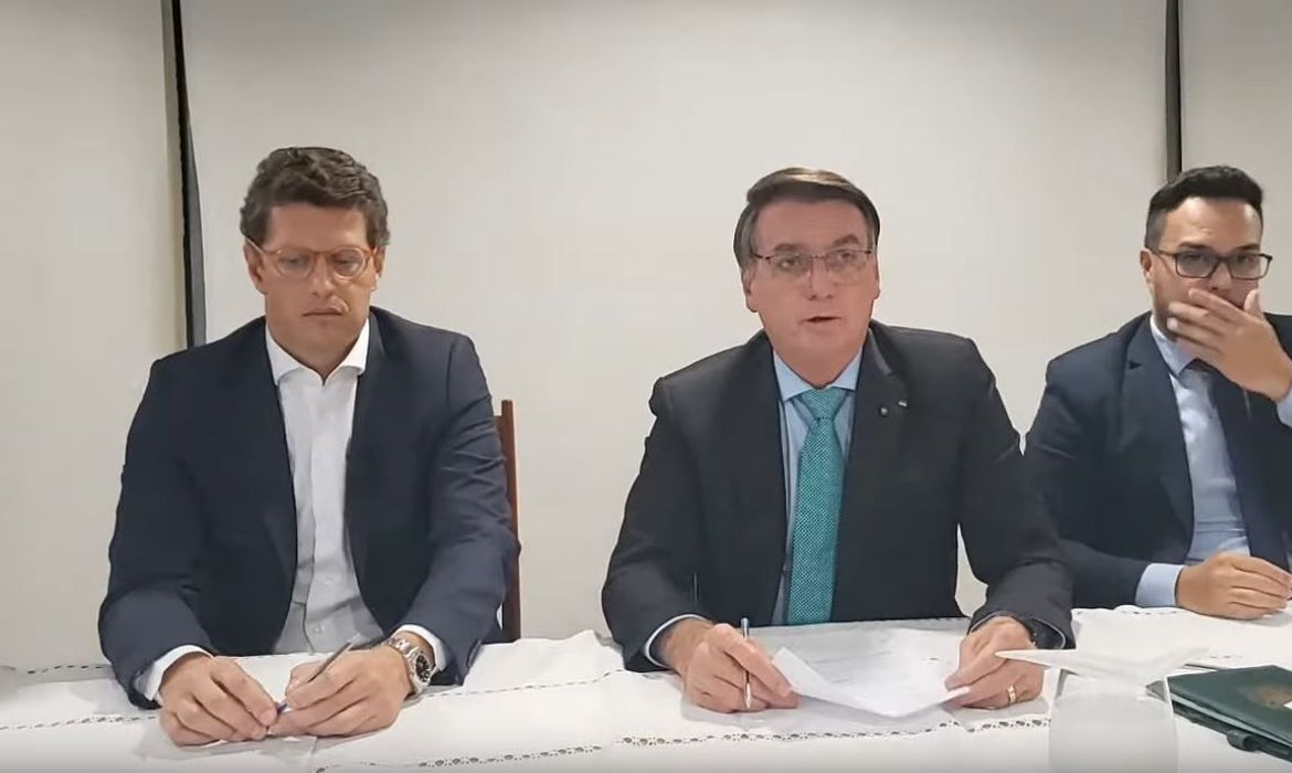 O ministro do Meio Ambiente Ricardo Salles e Jair Bolsonaro, durante a live semanal do presidente