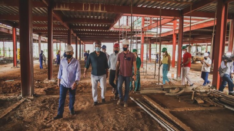 O presidente da Fepiserh, Ítalo Rodrigues, e o deputado estadual Pablo Santos visitam as obras do novo hospital de Picos