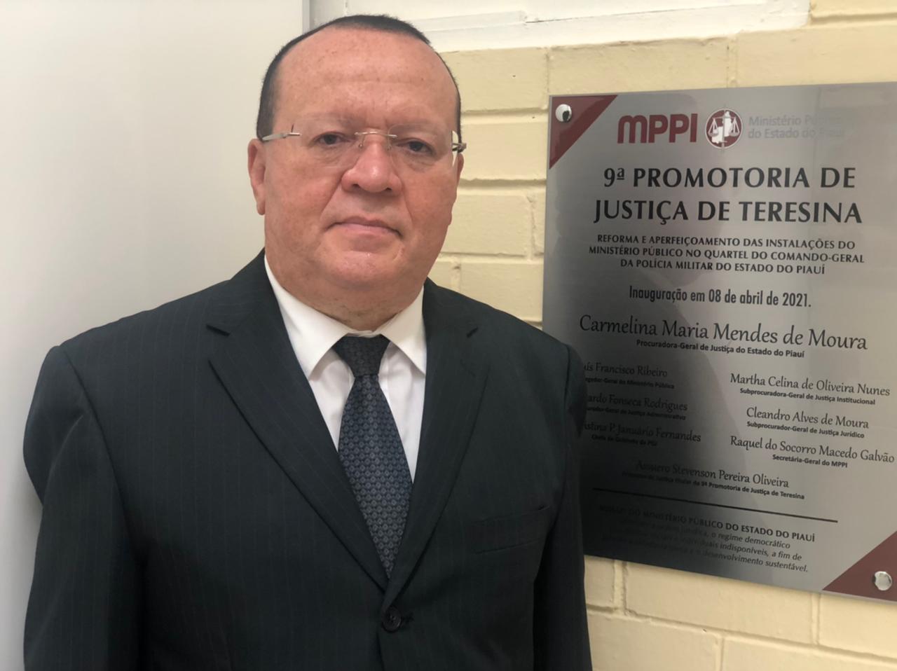 O titular da 9ª Promotoria de Justiça, Assuero Oliveira ao lado da placa de inauguração